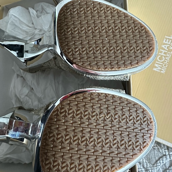 MICHAEL Michael Kors Silver Glitter T-Strap Heeled Sandals Women size US 5.5 - Picture 3 of 7